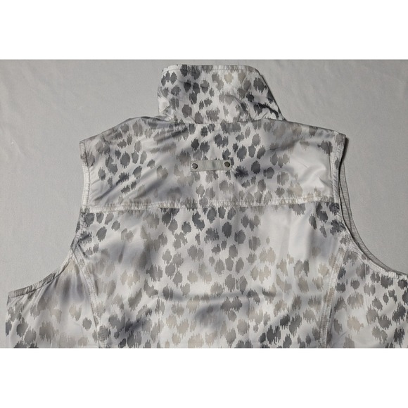 ZENERGY BY CHICO'S Gray Cheetah AOP Lightweight Lined Zip Vest Size 2 (Large 12) - Picture 14 of 16